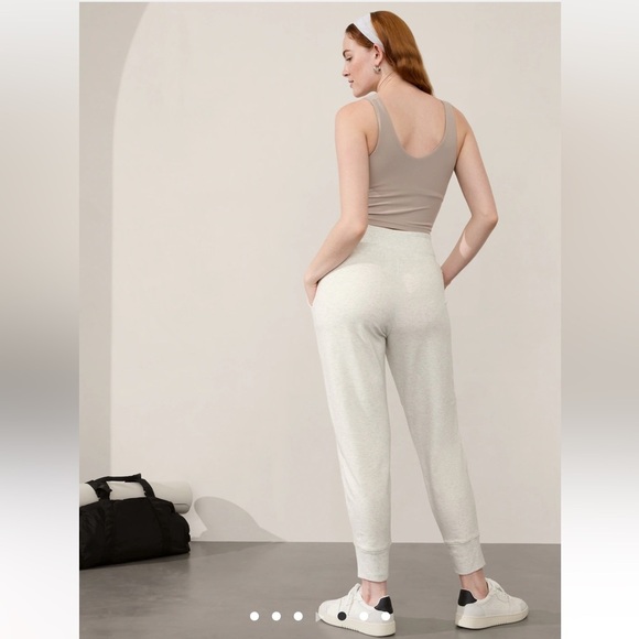 Athleta COASTER LUXE HIGH RISE JOGGER Fog Grey Heather Size Large - Picture 2 of 9